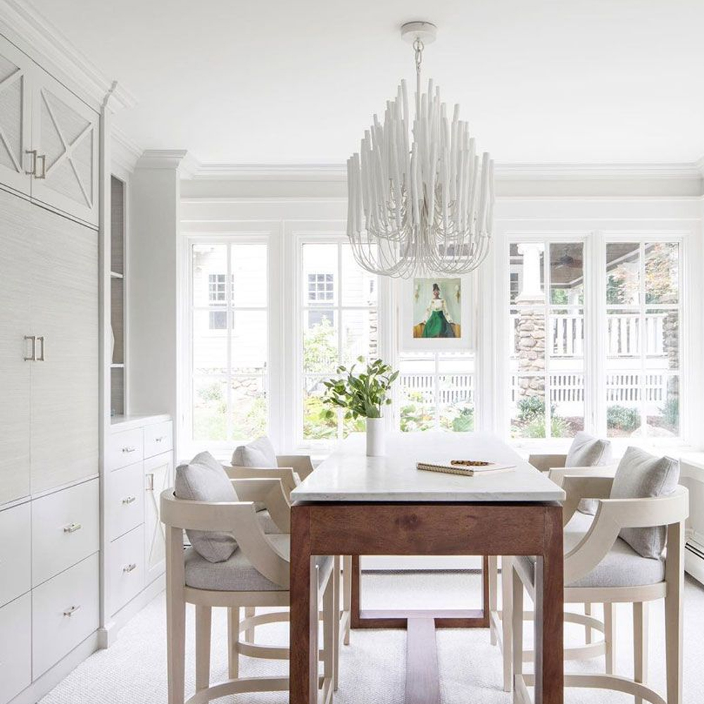 Люстра белая с несколькими ярусами деревянных палочек Bright Wooden Chandelier