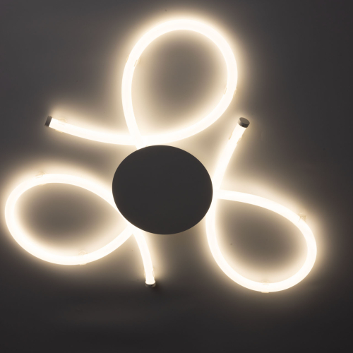Люстра белого цвета с тремя изогнутыми светодиоидными плафонами Luke Lampco Tracer Lamp