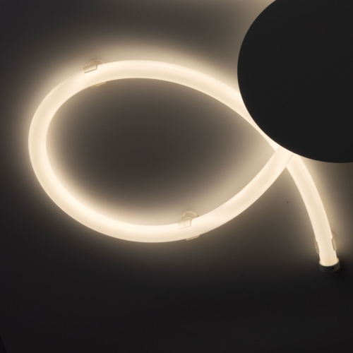 Люстра белого цвета с тремя изогнутыми светодиоидными плафонами Luke Lampco Tracer Lamp