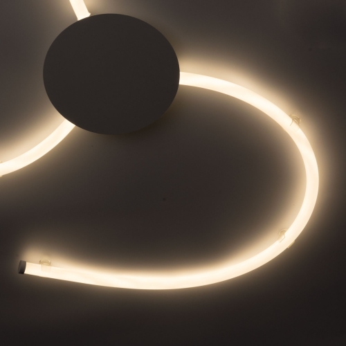 Люстра белого цвета с тремя изогнутыми светодиоидными плафонами Luke Lampco Tracer Lamp