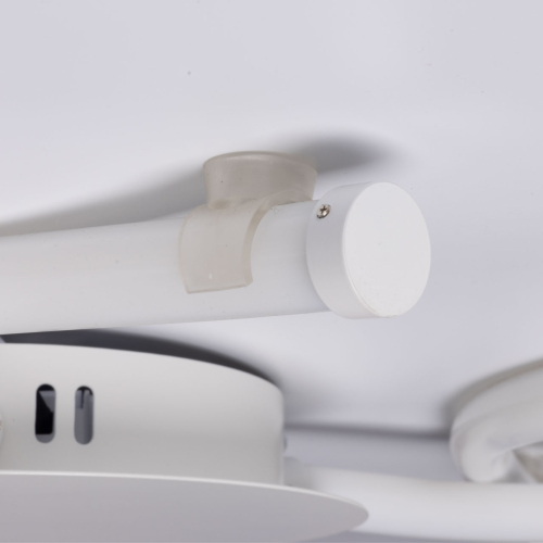 Люстра белого цвета с тремя изогнутыми светодиоидными плафонами Luke Lampco Tracer Lamp
