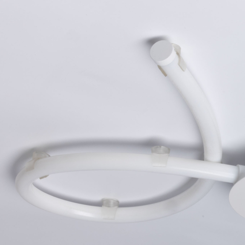 Люстра белого цвета с тремя изогнутыми светодиоидными плафонами Luke Lampco Tracer Lamp
