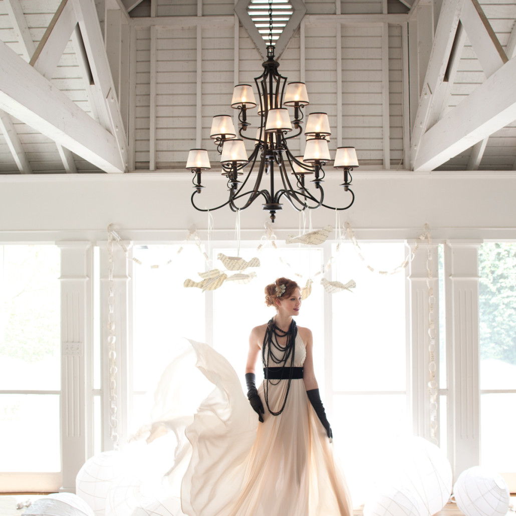 Люстра бронзового цвета с бежевыми абажурами из органзы в классическом стиле Hinkley