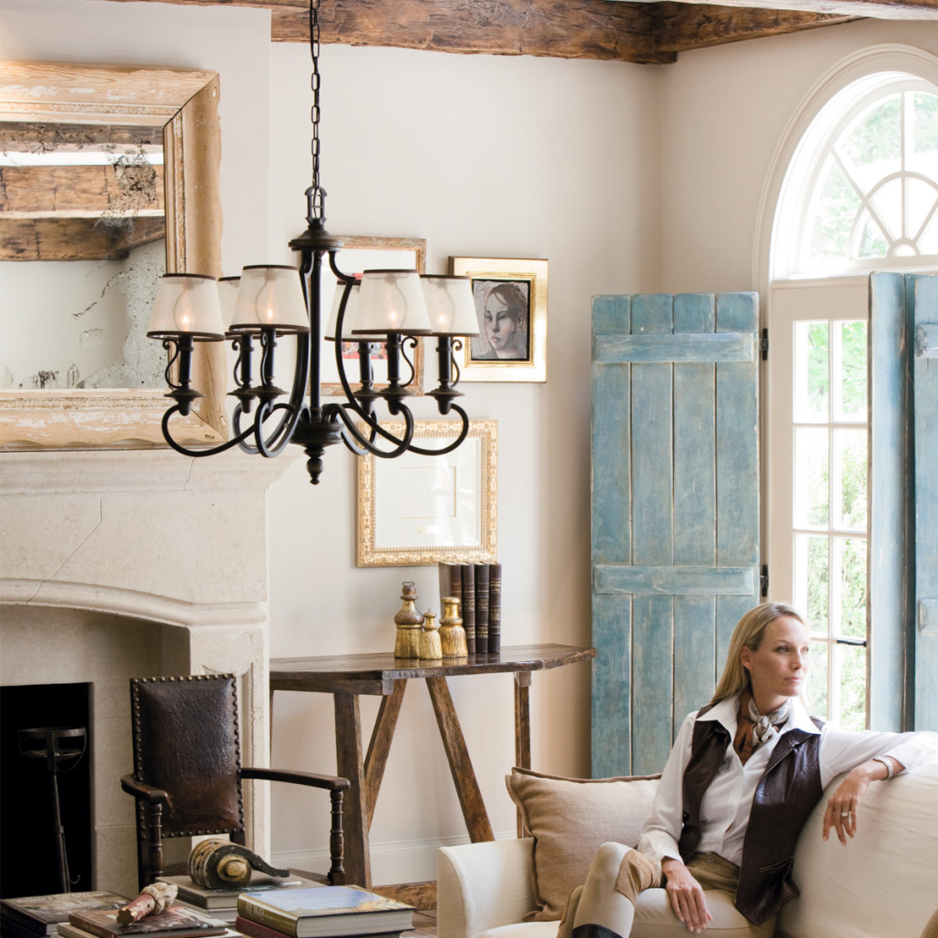 Люстра бронзового цвета с бежевыми абажурами из органзы в классическом стиле Hinkley