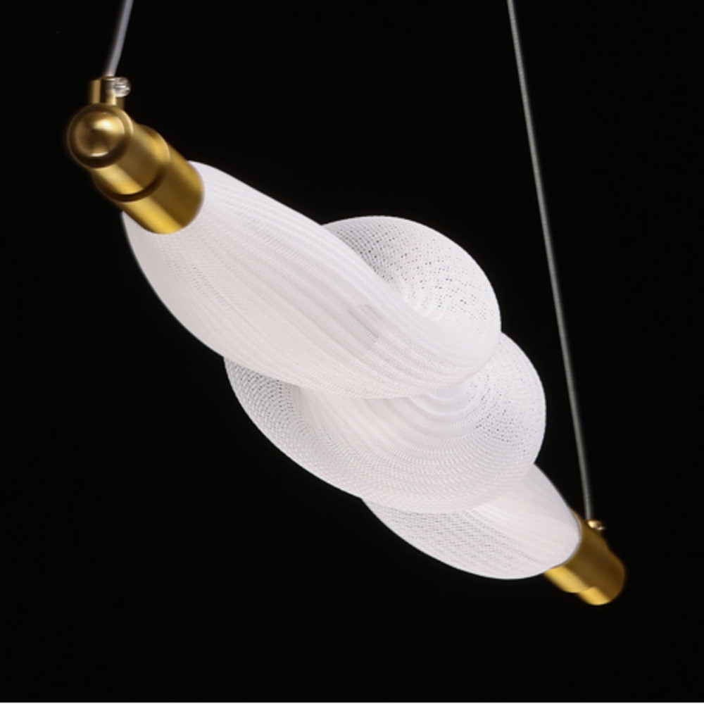 Люстра горизонтальная с волнистым белым плафоном Golden Swirl