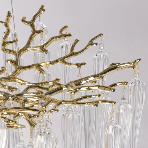 Люстра золотого цвета с декоративными ветками и длинными прозрачными стеклянными подвесами в форме сосулек Droplet Chandelier