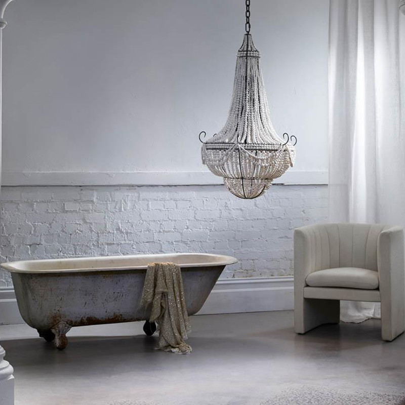 Люстра каплевидной формы украшенная белыми бусинами Wooden Beads White Chandelier