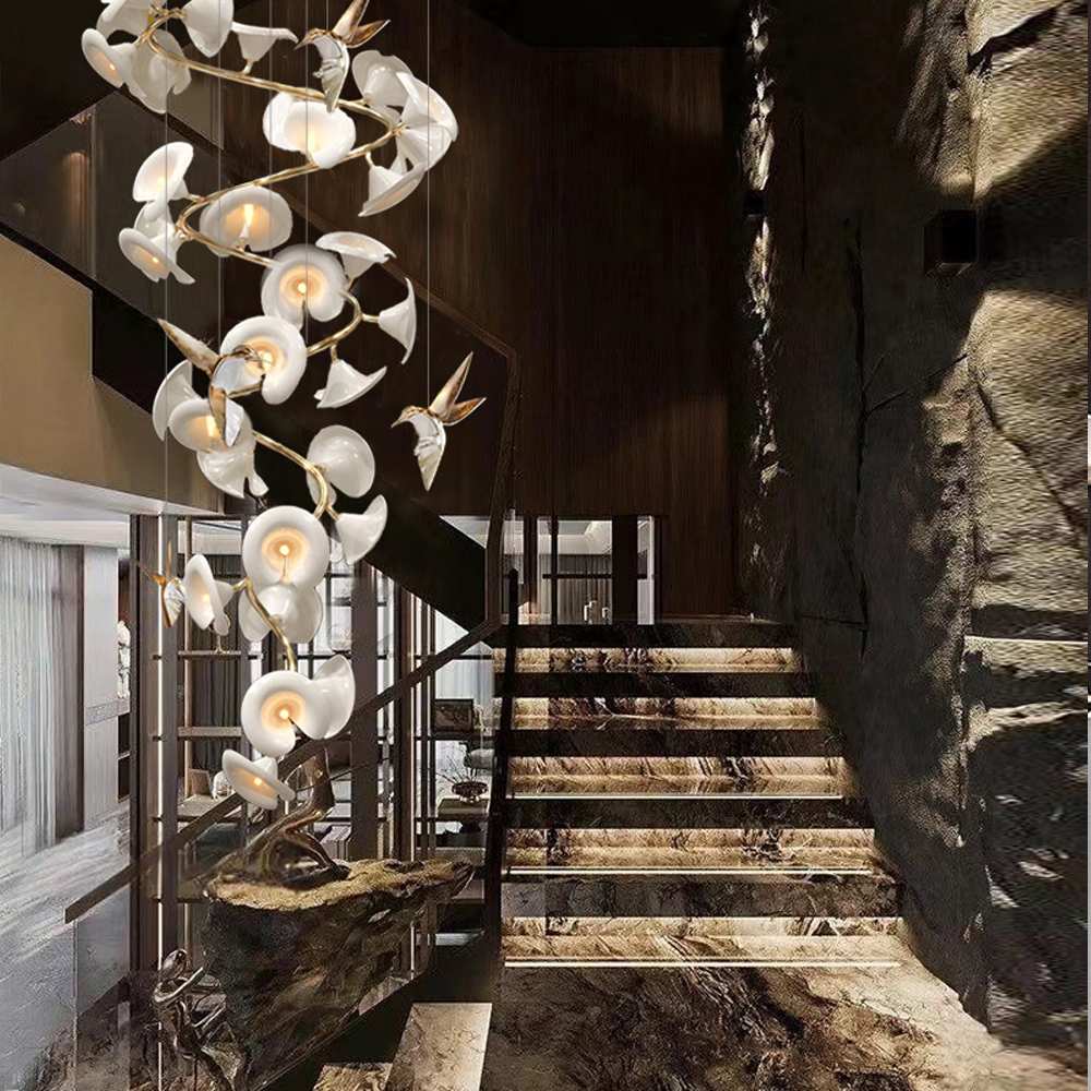 Люстра каскадная из белых цветов каллы и птичек Refined Taste of Light