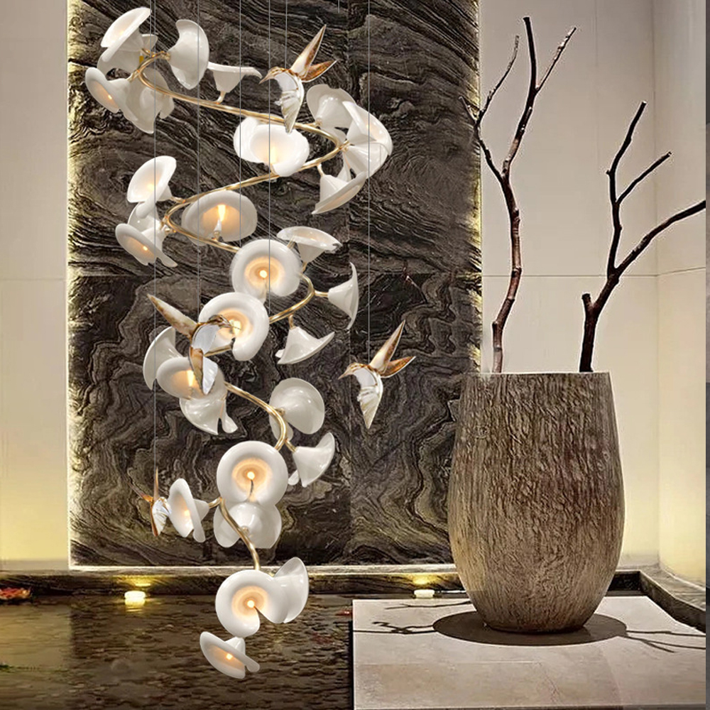 Люстра каскадная из белых цветов каллы и птичек Refined Taste of Light