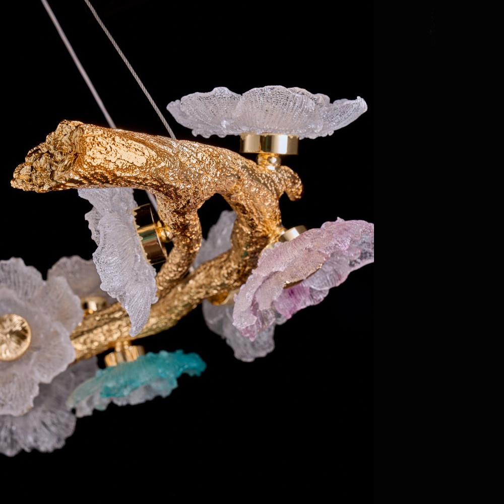 Люстра круглая на золотом каркасе с цветочным декором Miscellaneous herbs