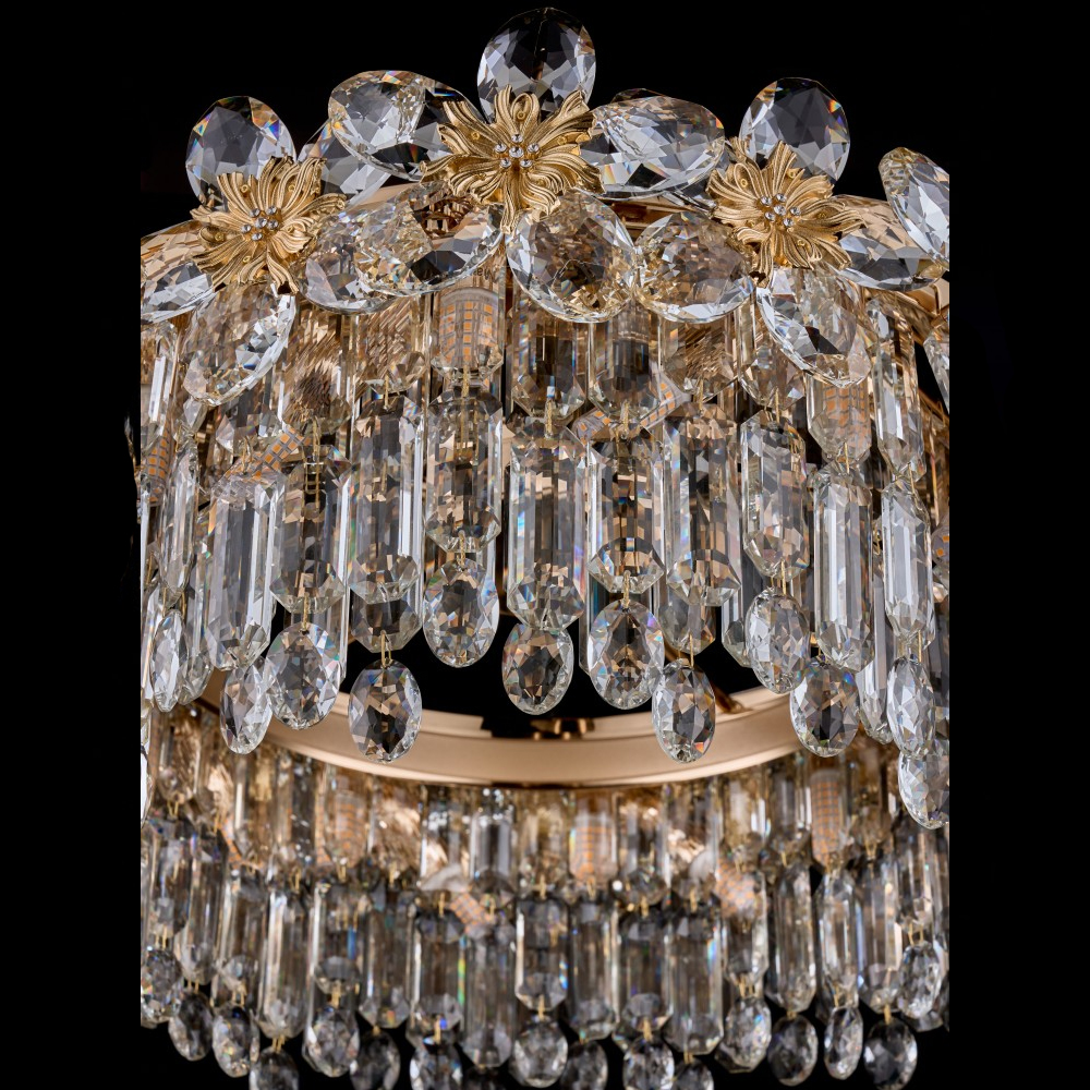 Люстра круглая с декоративными элементами в виде крупных хрустальных цветов Palace Gardens