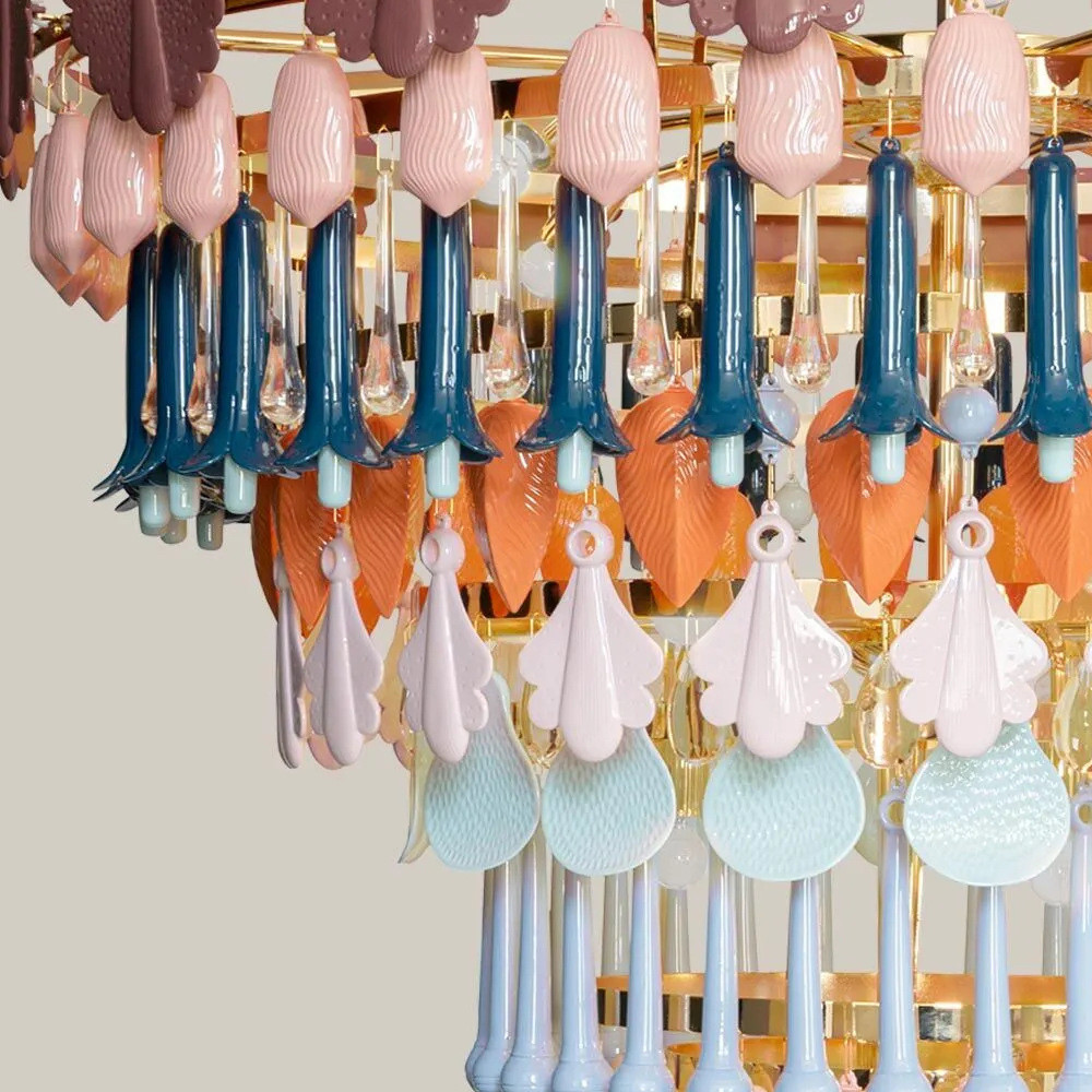 Люстра круглая с декором из разноцветных элементов в виде листьев Changing Seasons