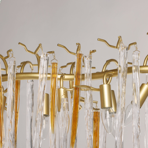Люстра линейная золотого цвета с декоративными ветвями и длинными стеклянными подвесками в форме сосулек Droplet Chandelier