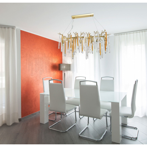 Люстра линейная золотого цвета с декоративными ветвями и длинными стеклянными подвесками в форме сосулек Droplet Chandelier