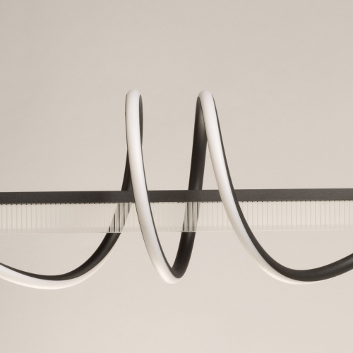 Люстра линейная черного цвета с волнообразным металлическим элементом Luke Lampco Tracer Lamp