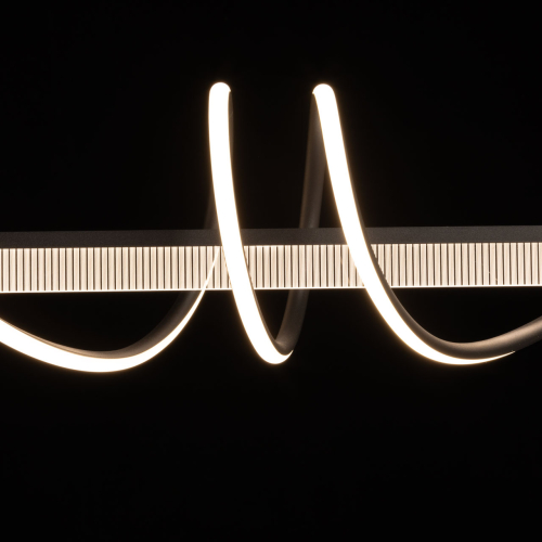 Люстра линейная черного цвета с волнообразным металлическим элементом Luke Lampco Tracer Lamp