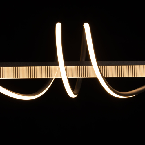 Люстра линейная черного цвета с волнообразным металлическим элементом Luke Lampco Tracer Lamp