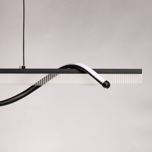 Люстра линейная черного цвета с волнообразным металлическим элементом Luke Lampco Tracer Lamp