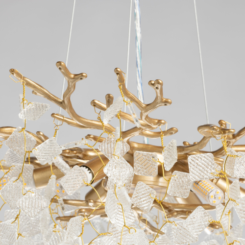 Люстра подвесная золотого цвета с декоративными ветвями и прозрачными рельефными подвесками FAIRYTREE Light
