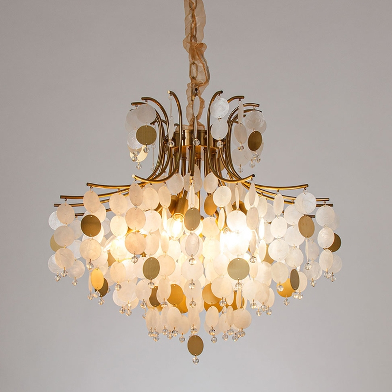 Люстра подвесная с белыми и золотыми круглыми подвесками Диаметр 70 см SHELL Chandelier