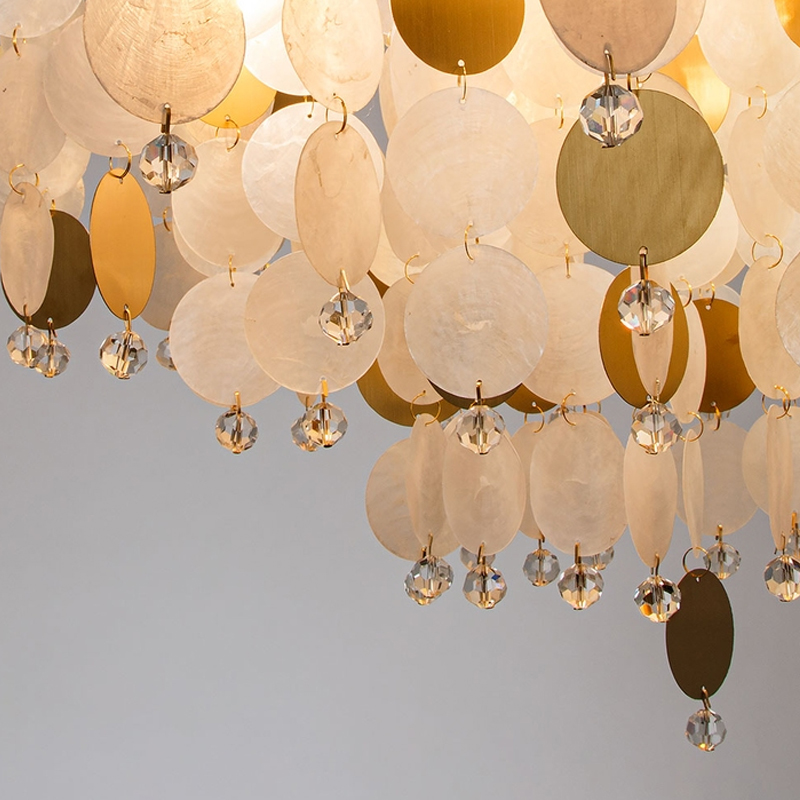 Люстра подвесная с белыми и золотыми круглыми подвесками Диаметр 70 см SHELL Chandelier