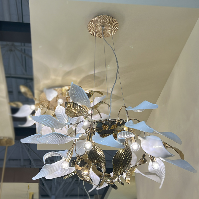 Люстра подвесная с белыми матовыми и золотыми глянцевыми листьями Wintery flovers
