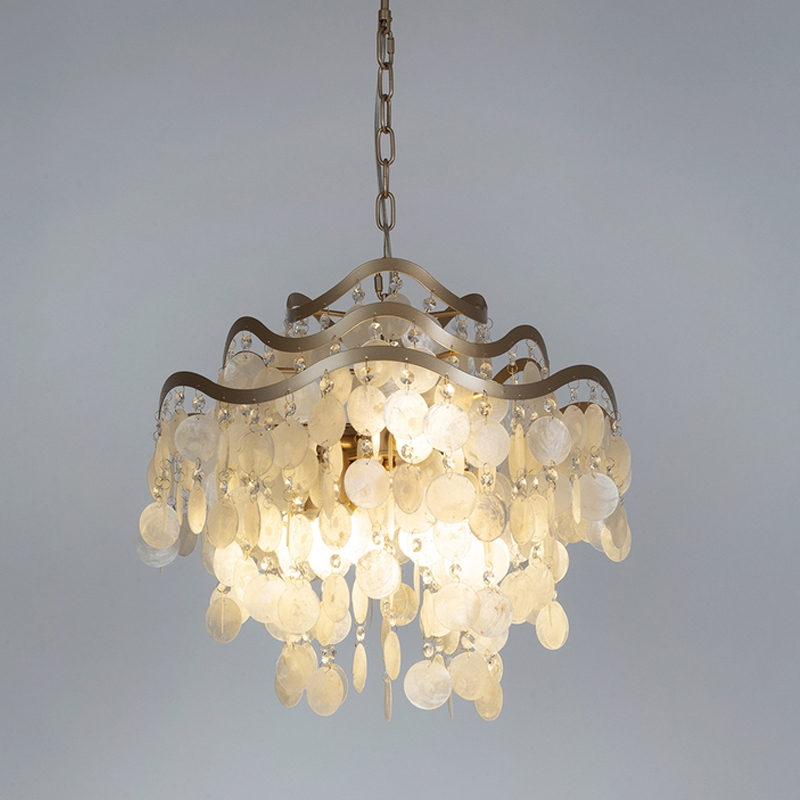 Люстра подвесная с белыми перламутровыми подвесками и изогнутыми золотистыми элементами Диаметр 50 см SHELL Chandelier