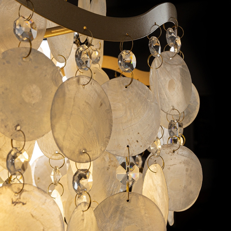 Люстра подвесная с белыми перламутровыми подвесками и изогнутыми золотистыми элементами Диаметр 50 см SHELL Chandelier