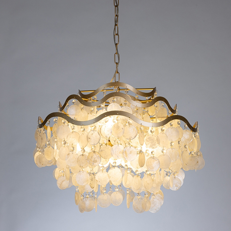 Люстра подвесная с белыми перламутровыми подвесками и изогнутыми золотистыми элементами Диаметр 60 см SHELL Chandelier