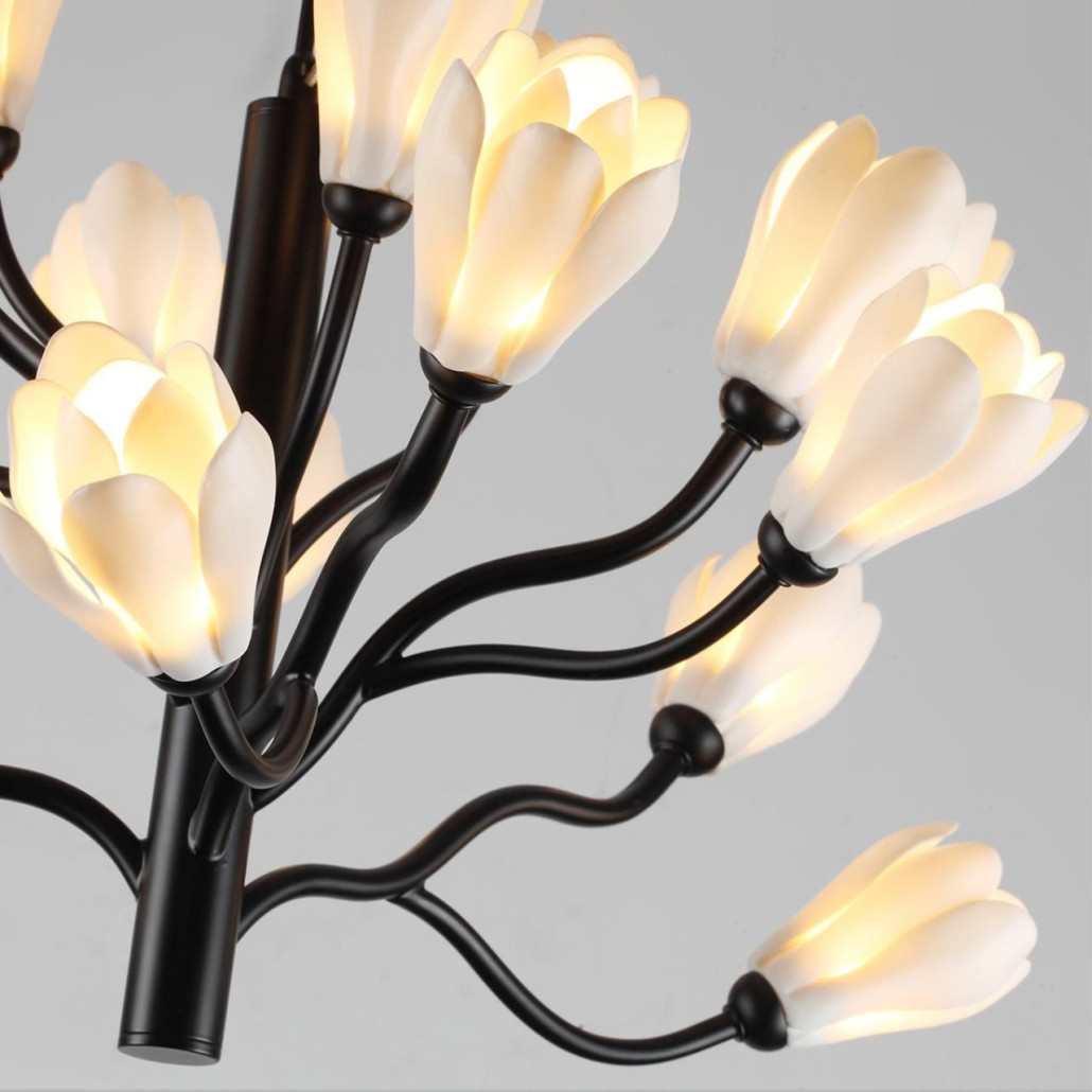Люстра подвесная черного цвета с ветвями и белыми фарфоровыми цветами Floralis