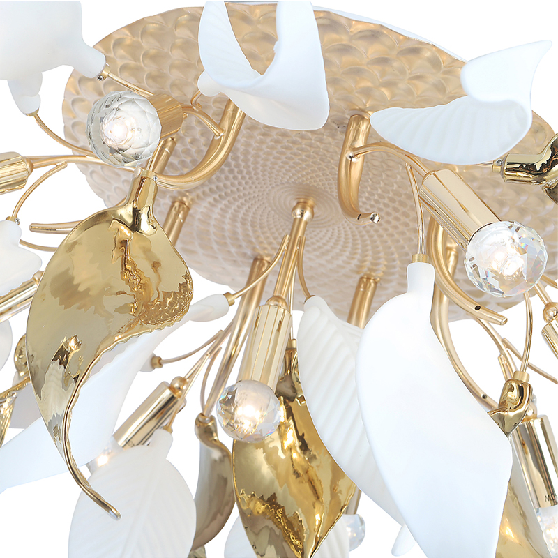 Люстра потолочная с декоративными белыми и золотистыми листьями Wintery flovers
