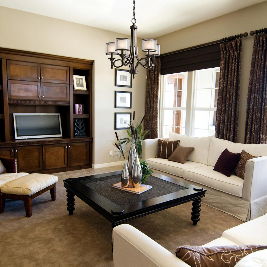 Люстра с белыми тканевыми абажурами в прозрачных стеклянных цилиндрах Kichler