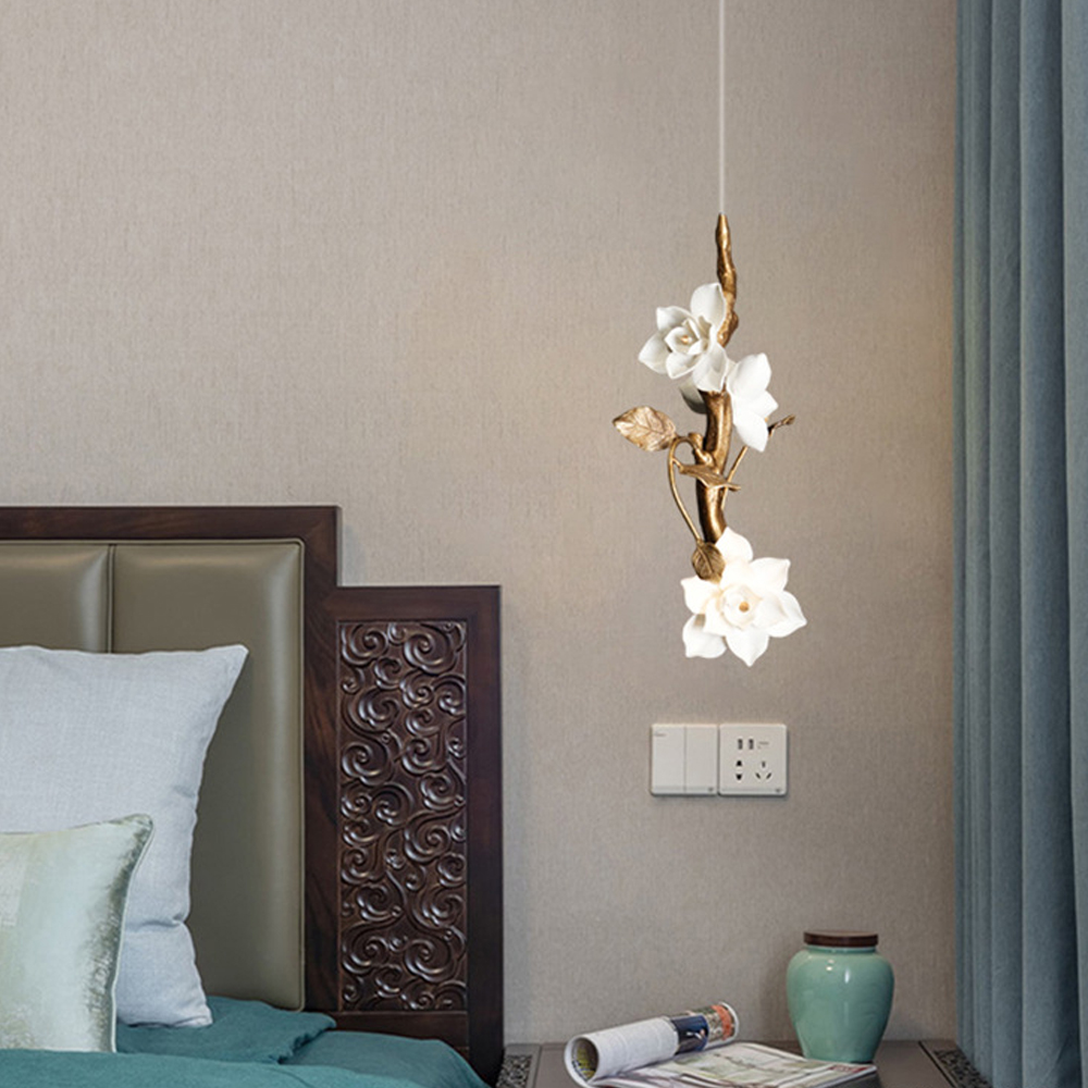 Люстра с белыми цветами на ветвистом каркасе Lure by PELLE