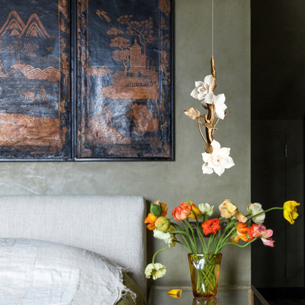 Люстра с белыми цветами на ветвистом каркасе Lure by PELLE