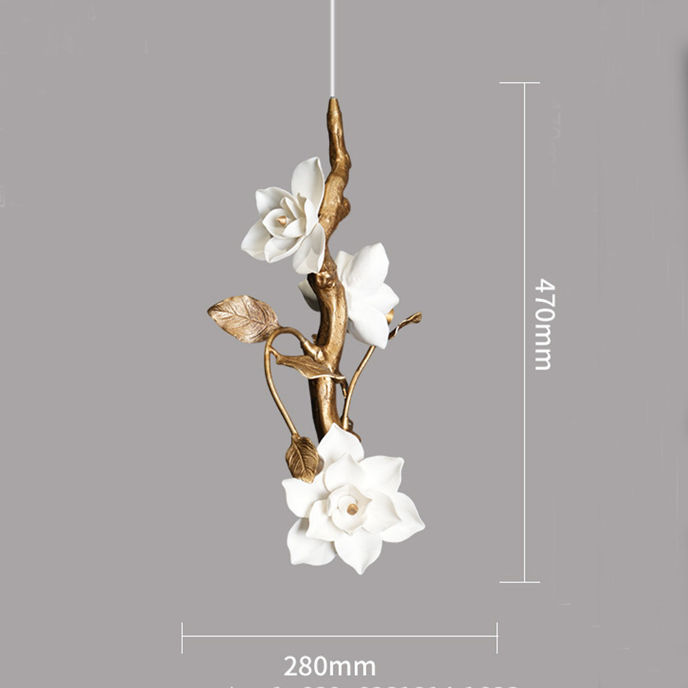 Люстра с белыми цветами на ветвистом каркасе Lure by PELLE