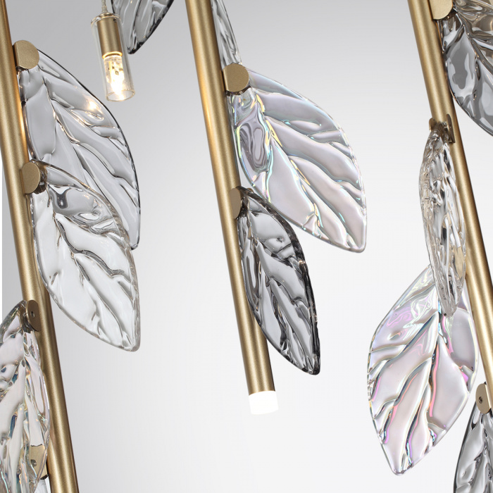 Люстра с золотистыми трубками и прозрачными стеклянными листьями на подвесах Sylva