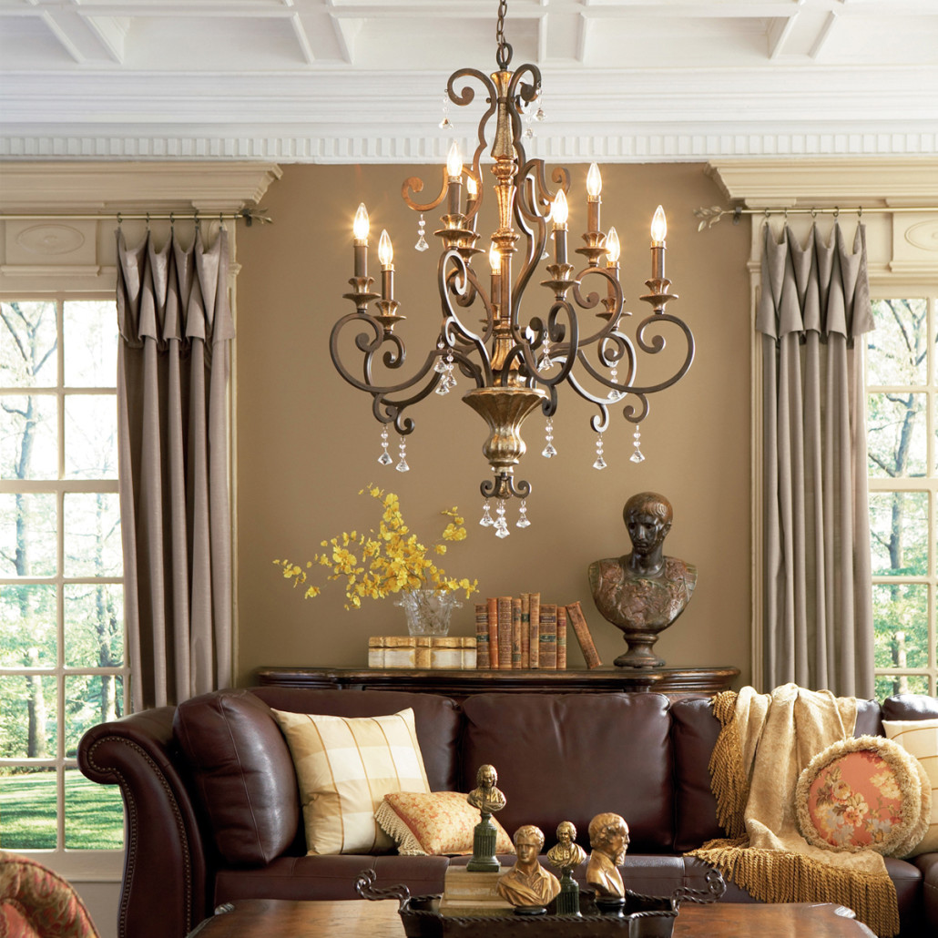 Люстра с подвесками из прозрачного стекла на кованом каркасе бронзового цвета в классическом стиле Quoizel
