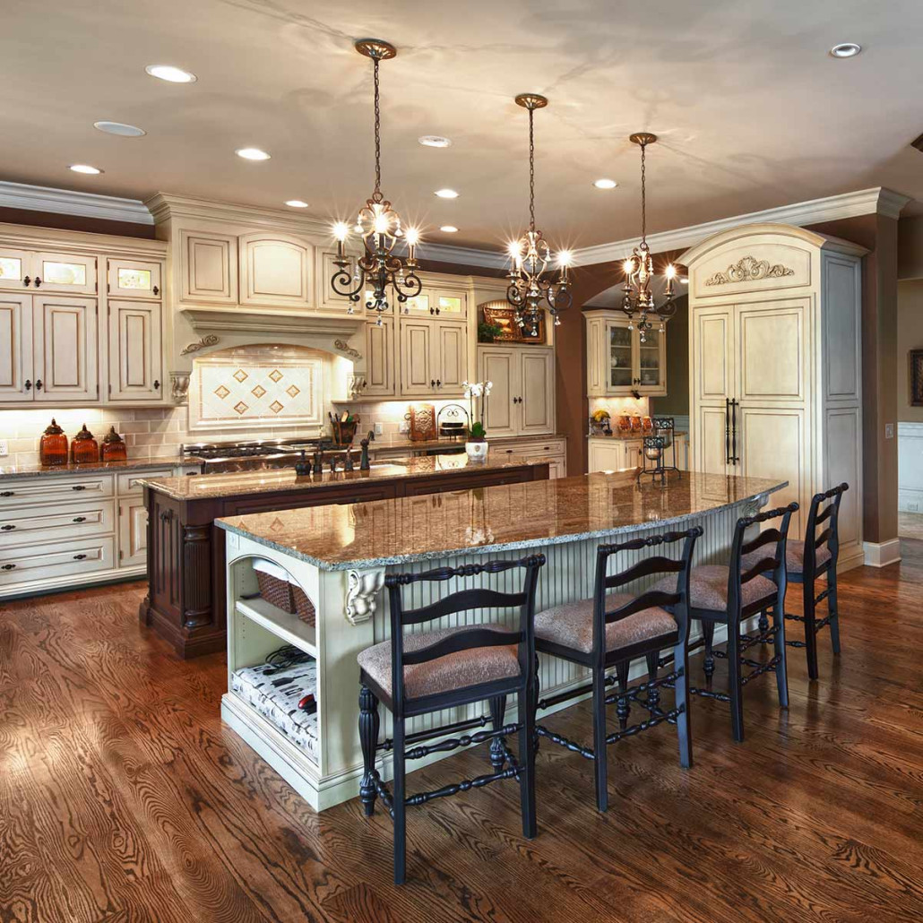 Люстра с подвесками из прозрачного стекла на кованом каркасе бронзового цвета в классическом стиле Quoizel