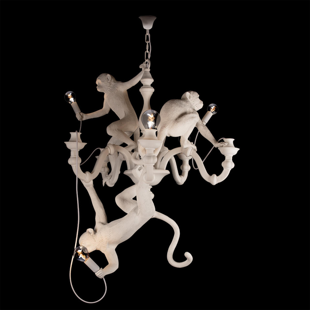 Люстра с тремя фигурами обезьян с лампочками в руках белого цвета Hanging Monkey