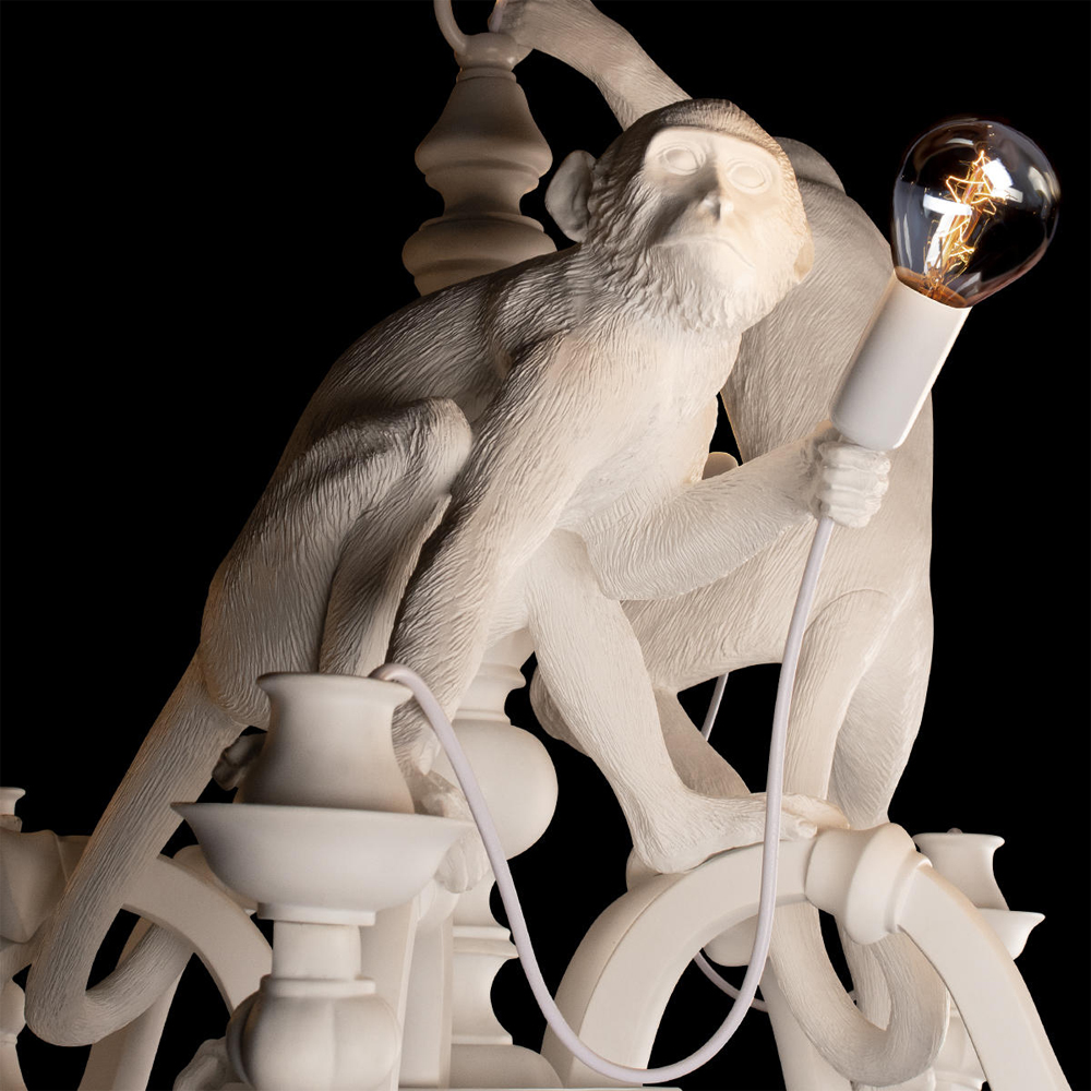 Люстра с тремя фигурами обезьян с лампочками в руках белого цвета Hanging Monkey