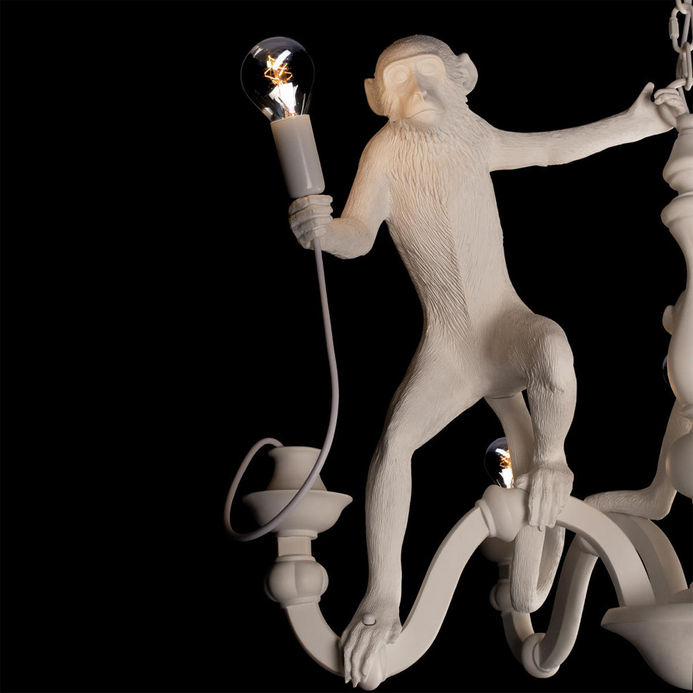 Люстра с тремя фигурами обезьян с лампочками в руках белого цвета Hanging Monkey