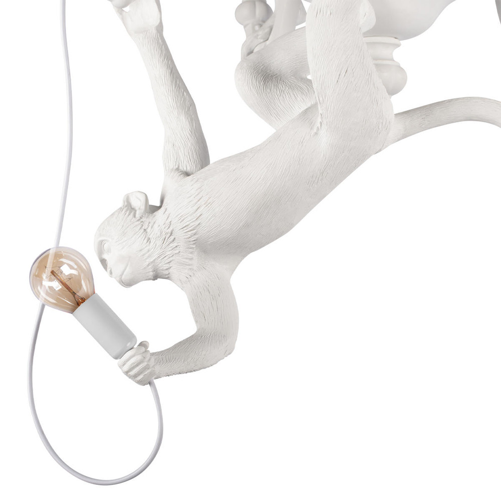 Люстра с тремя фигурами обезьян с лампочками в руках белого цвета Hanging Monkey