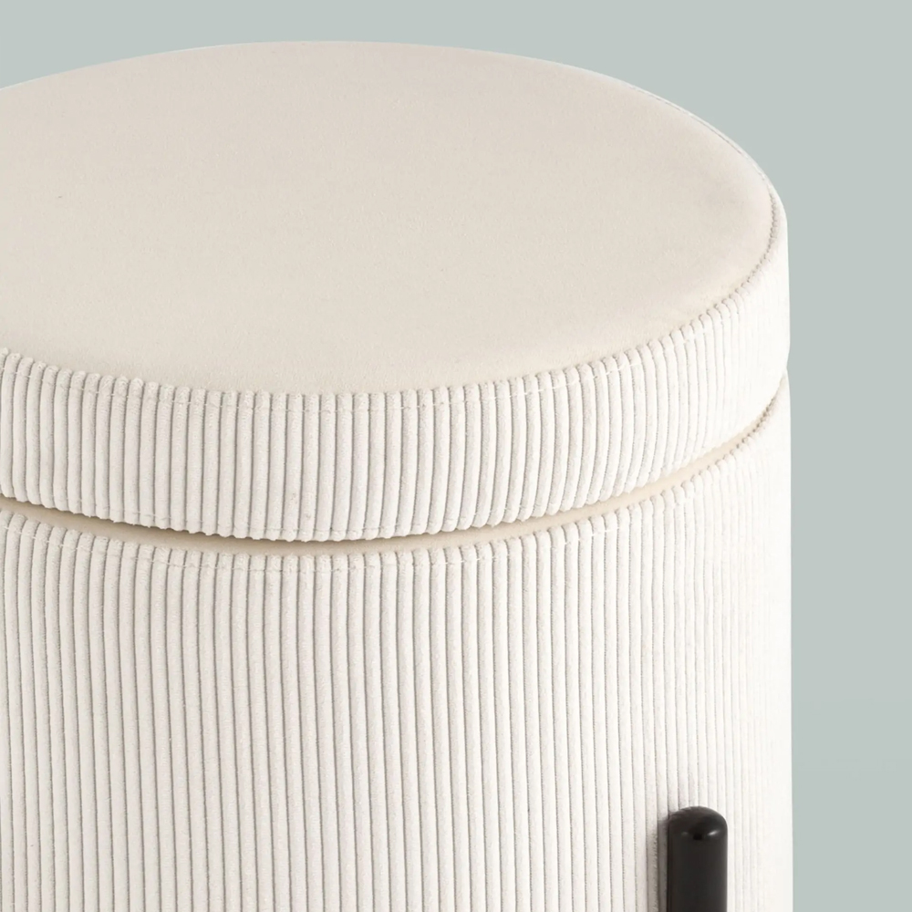 Молочный пуф на черных ножках SANJAY