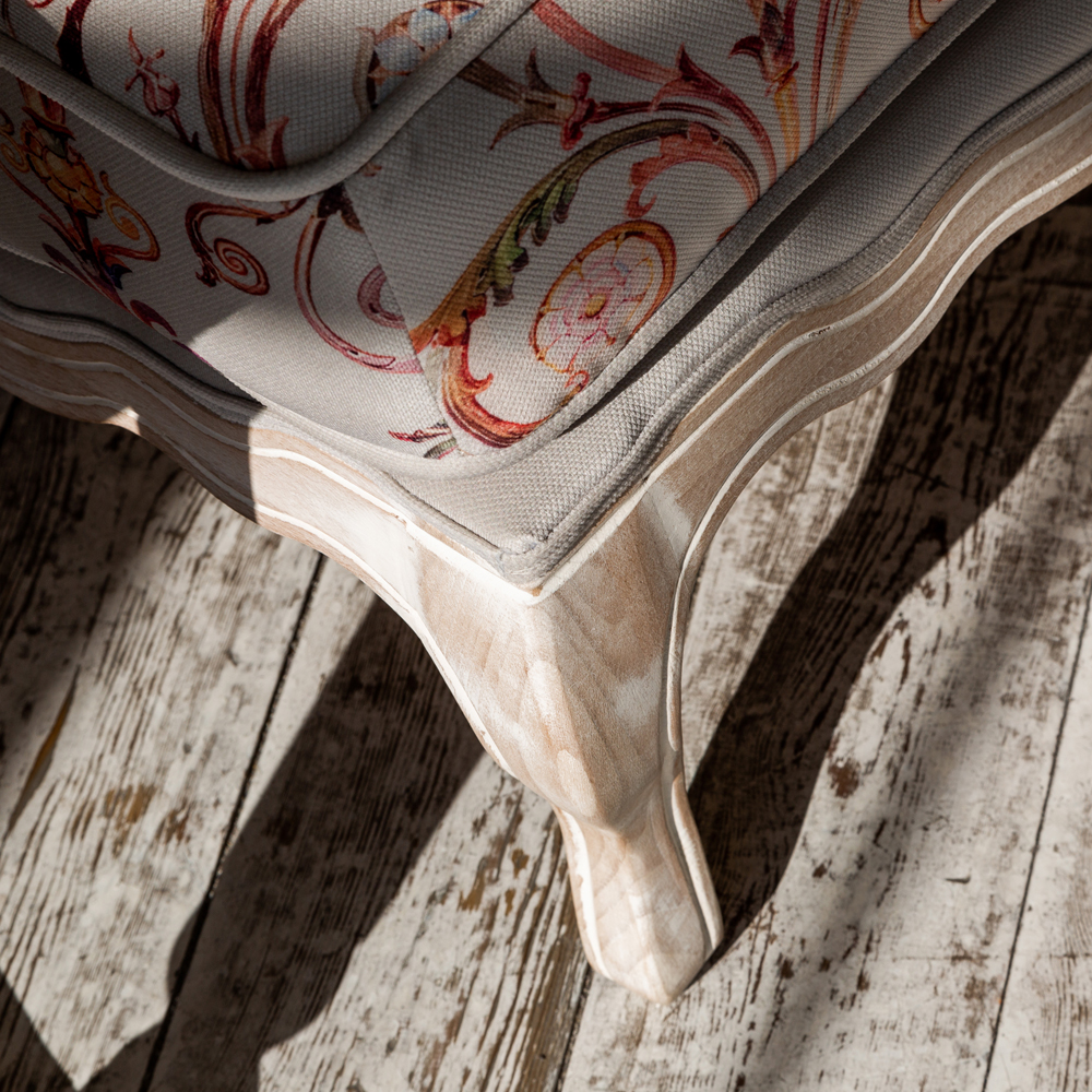 Мягкая банкетка из массива бука серая с растительным орнаментом Raffael Grey Floral Banquette