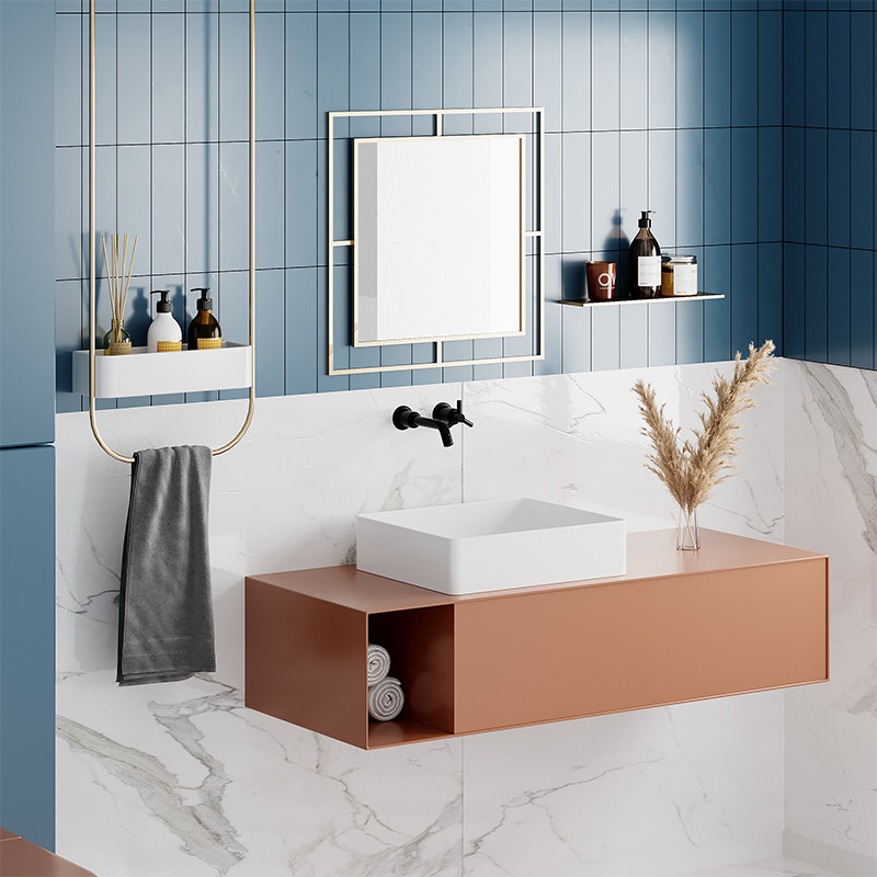 Настенное зеркало квадратной формы в металлической раме золотого цвета CORNER MIRROR GOLD