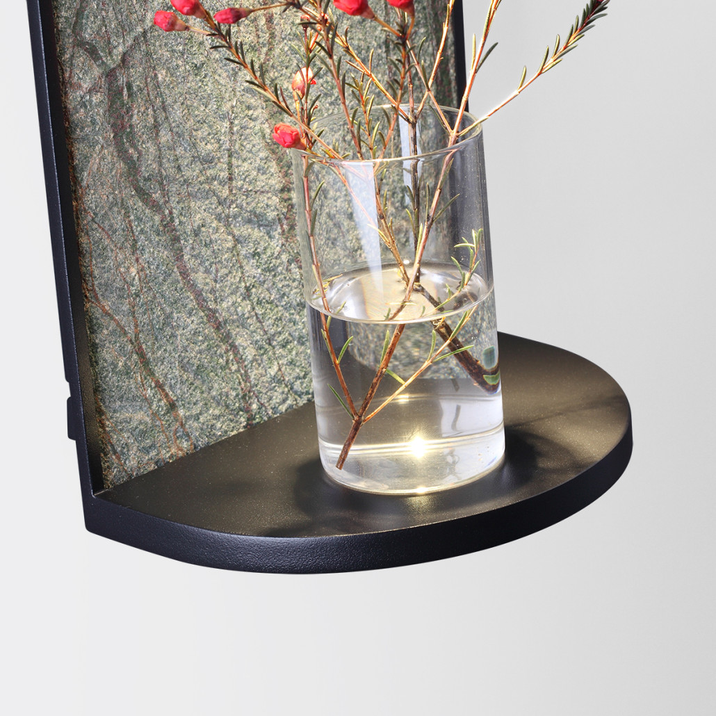 Настенный светильник зеленого цвета с черной рамкой овальной формы с полкой Herbarium