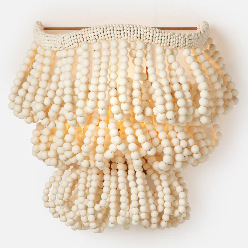 Настенный светильник с подвесками из деревянных бусин молочного цвета Wooden Beads Wall Lamp