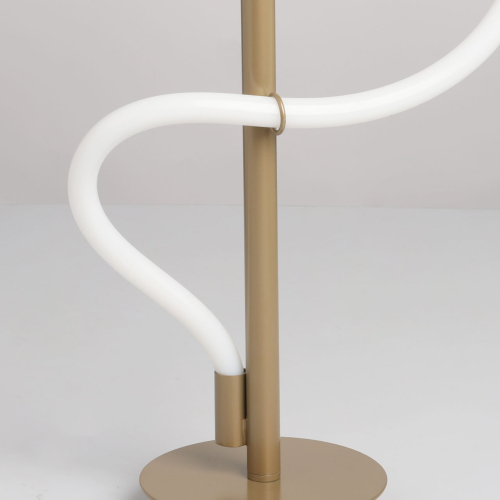 Настольная лампа белым изогнутым плафоном на круглой подставке Luke Lampco Tracer Lamp