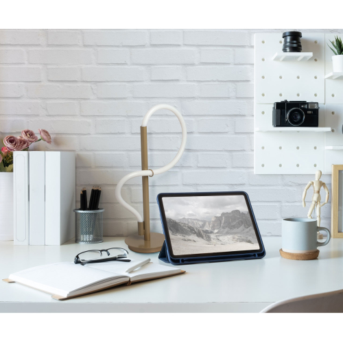 Настольная лампа белым изогнутым плафоном на круглой подставке Luke Lampco Tracer Lamp