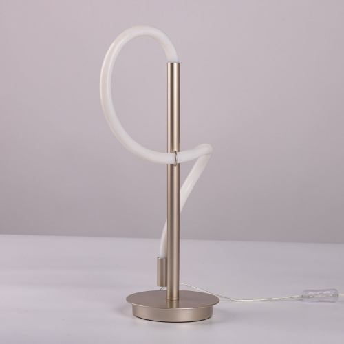 Настольная лампа белым изогнутым плафоном на круглой подставке Luke Lampco Tracer Lamp